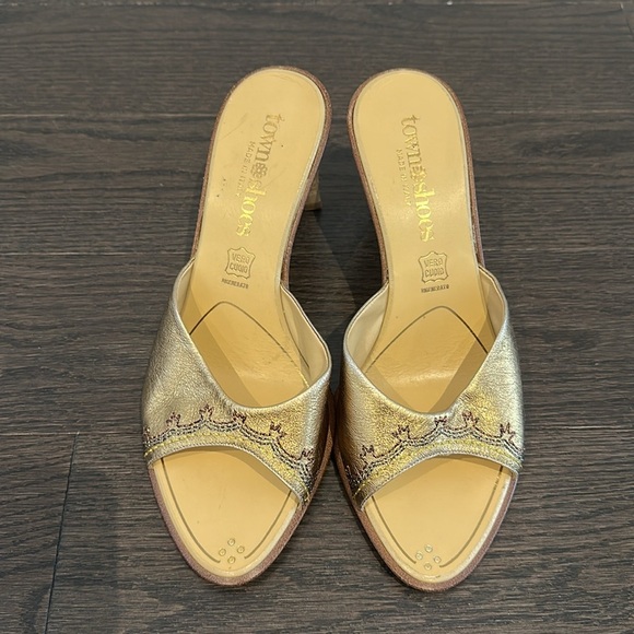 Town Shoes vintage gold kitten mules size 37 - Picture 2 of 4